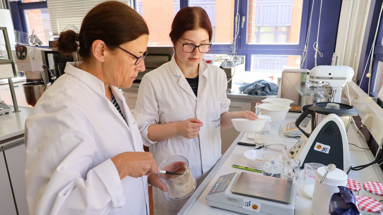 Kirsten Buchecker und Lisa Nitze forschen in ihrem Labor an neuen zuckerarmen Rezepturen. 