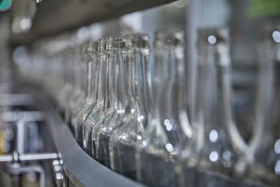 Leere Glasflaschen auf einem Produktionsband